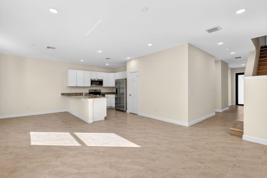 103 SEMINOLE LIVING TO KITCHEN 103 SEMINOLE LIVING TO KITCHEN