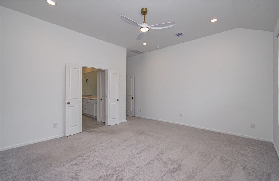 Spacious, unfurnished interior of a new home in Harvest Green, Richmond (Image 13).