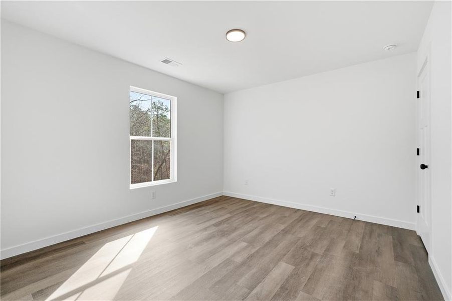 Spacious, unfurnished interior of a new home in , Jasper (Image 44).