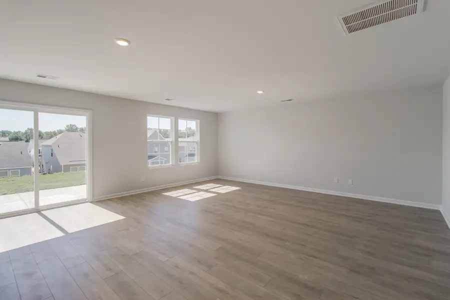 Spacious, unfurnished interior of a new home in Bluefield, Lexington (Image 17).