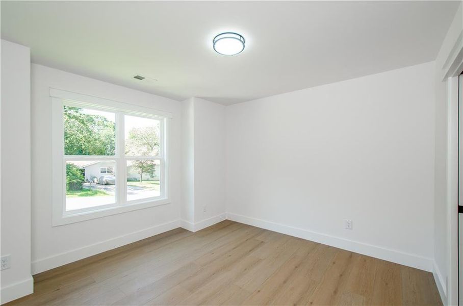 Spacious, unfurnished interior of a new home in , Gainesville (Image 19).