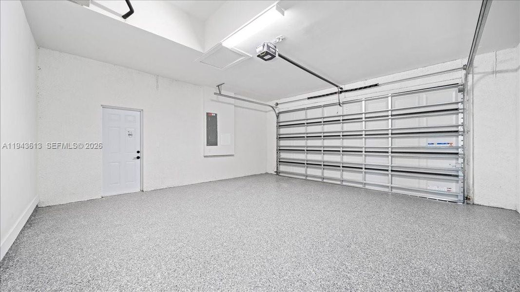 Spacious, unfurnished interior of a new home in , Cape Coral (Image 18).