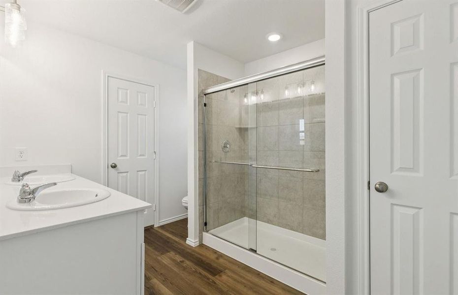 Modern owner's bathroom with spacious shower Modern owner's bathroom with spacious shower