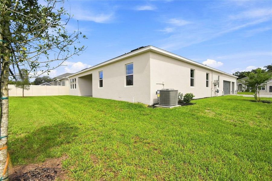 Exterior details and patio area of a home in Willow Run, Apopka (Image 19).