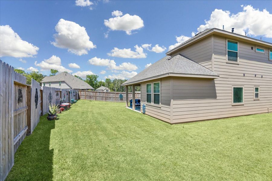 Exterior details and patio area of a home in Stonebrooke, Conroe (Image 23).