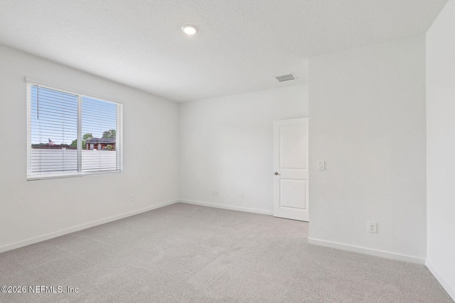 Spacious, unfurnished interior of a new home in Azalea Creek, Jacksonville (Image 21).