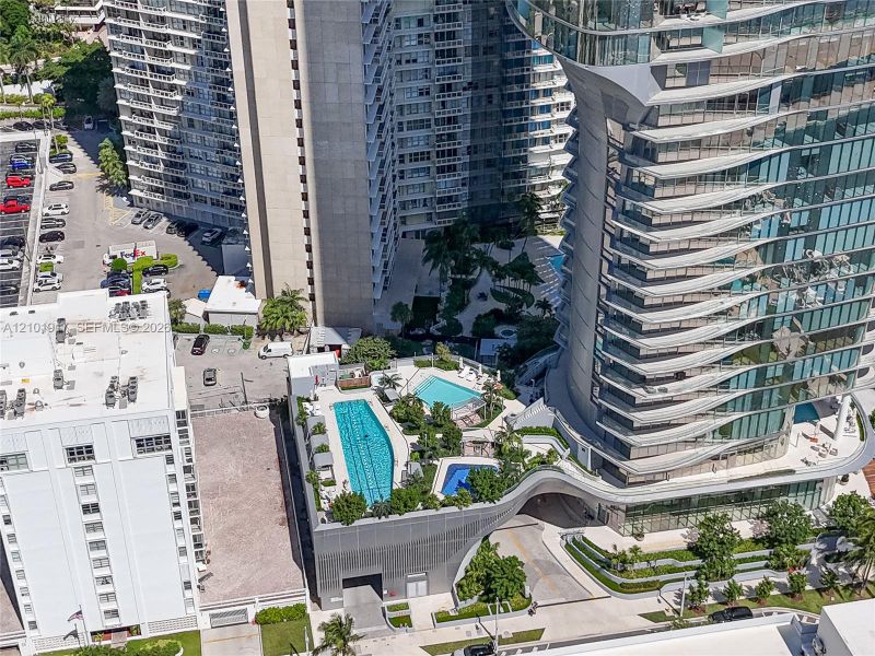Condo located in Miami, FL showcasing its design and architecture (Image 4).