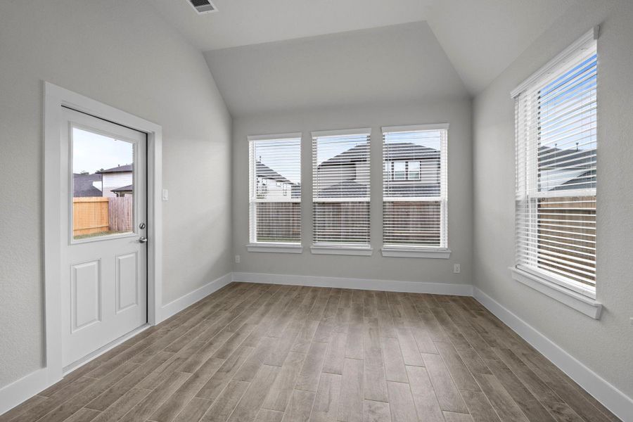 Spacious, unfurnished interior of a new home in Barton Creek Ranch, Conroe (Image 9).