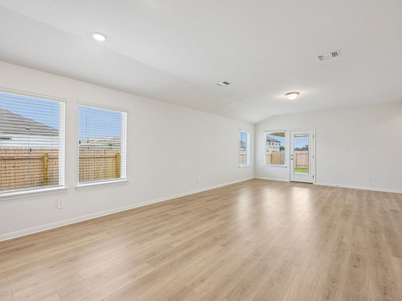 Spacious, unfurnished interior of a new home in Riverbend at Double Eagle - Reserve Collection, Cedar Creek (Image 9).