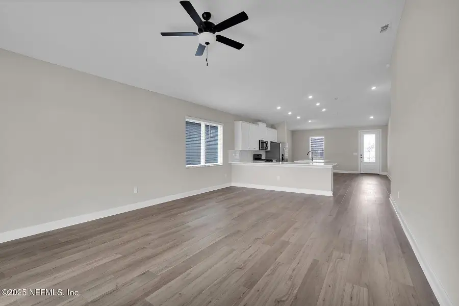Spacious, unfurnished interior of a new home in Jennings Farm, Middleburg (Image 13).