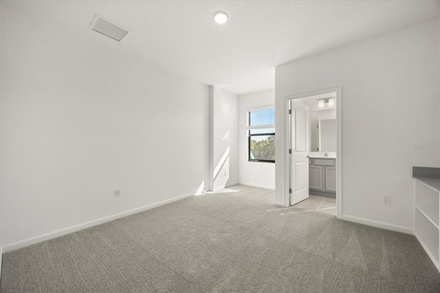 Spacious, unfurnished interior of a new home in , Orlando (Image 39).