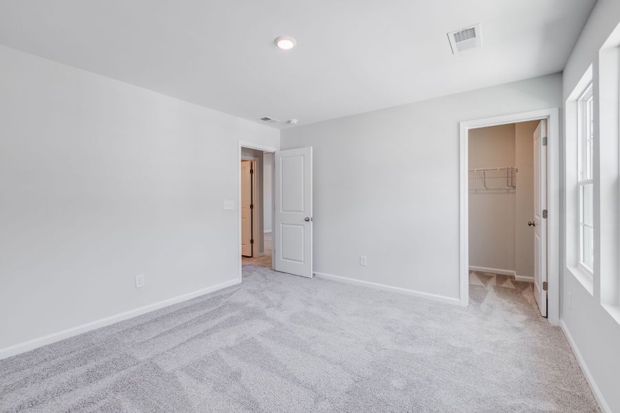 Spacious, unfurnished interior of a new home in Ellington, Elgin (Image 35).
