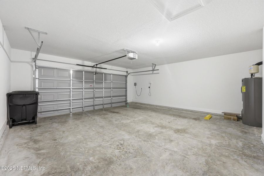 Spacious, unfurnished interior of a new home in Cross Creek, Green Cove Springs (Image 36).
