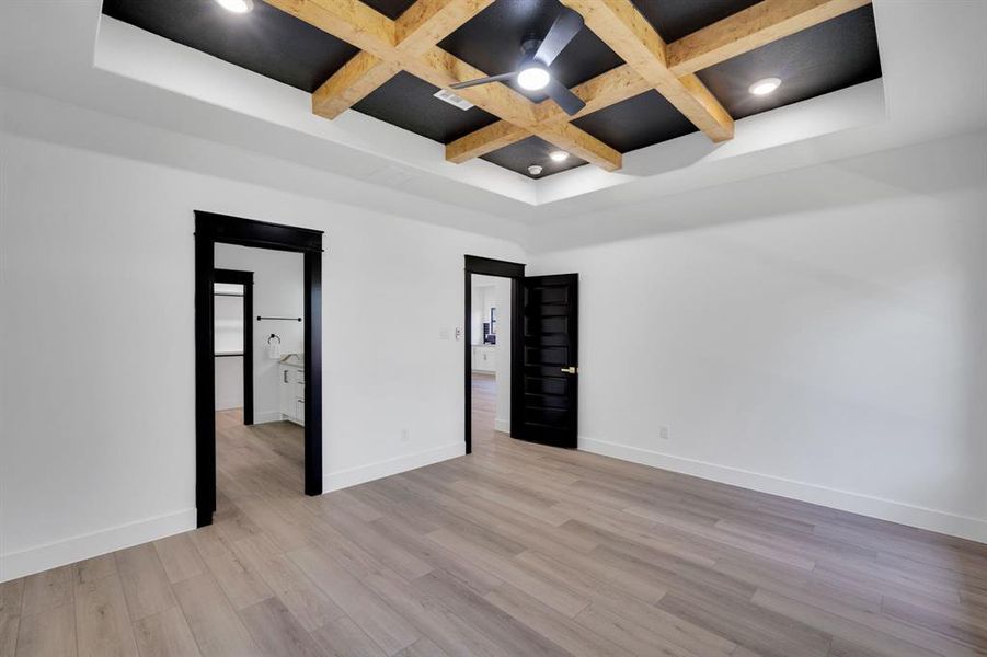 Nice black accents provide a designers' touch.