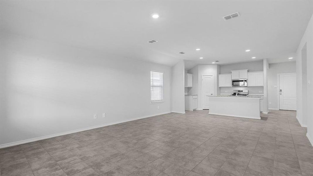 Spacious, unfurnished interior of a new home in Highlands at Chapel Creek, Fort Worth (Image 20).