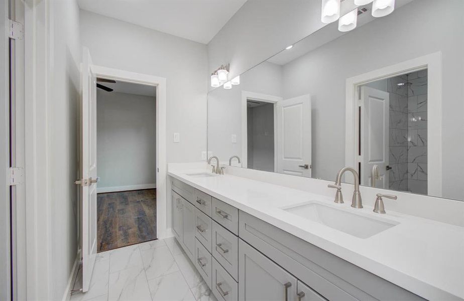 Dual sinks and granite countertops