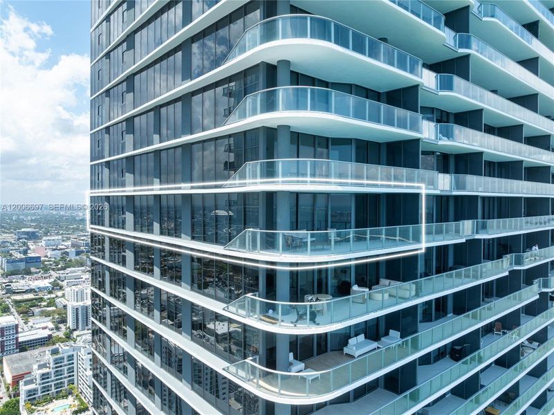 Condo located in Miami, FL showcasing its design and architecture (Image 41).