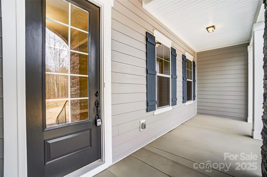 Photo representation - options, colors & selections may differ.