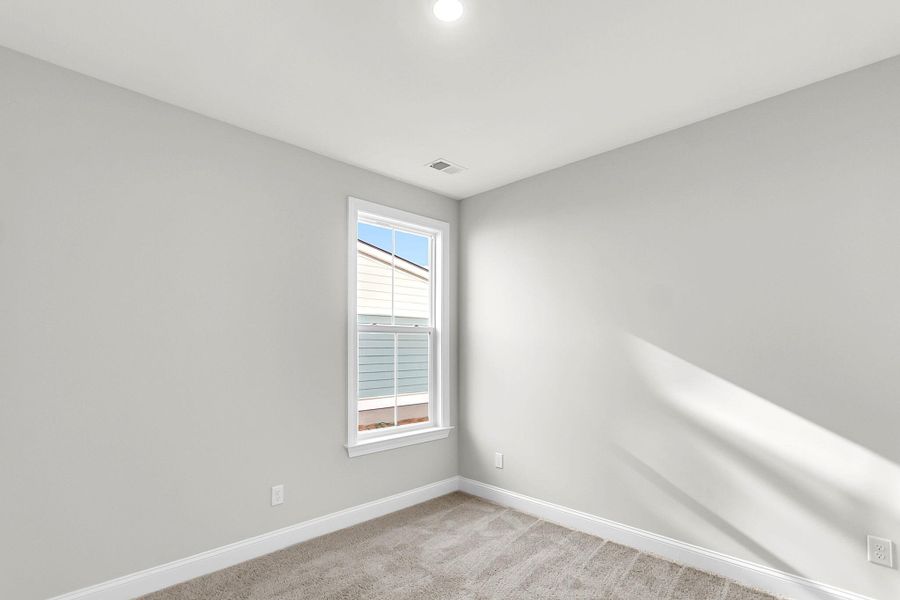 Spacious, unfurnished interior of a new home in Kings River Preserve, Hollywood (Image 31).