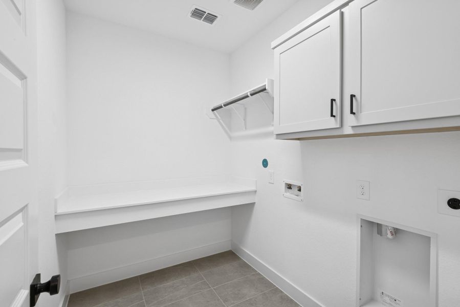 Spacious, unfurnished interior of a new home in Retreat at Oak Park, Houston (Image 11).