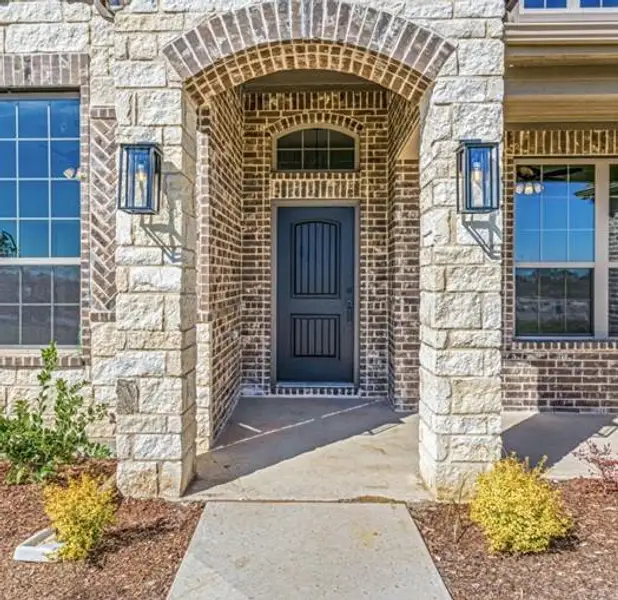 Exterior details of a home in Levante, Waxahachie (Image 3).