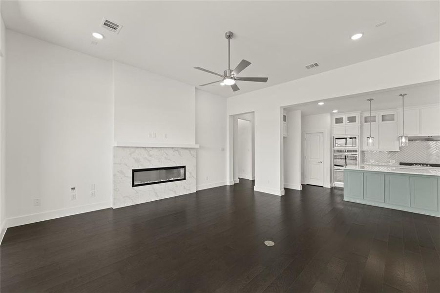 17. 2412 Belmont - Family (2) 17. 2412 Belmont - Family (2)