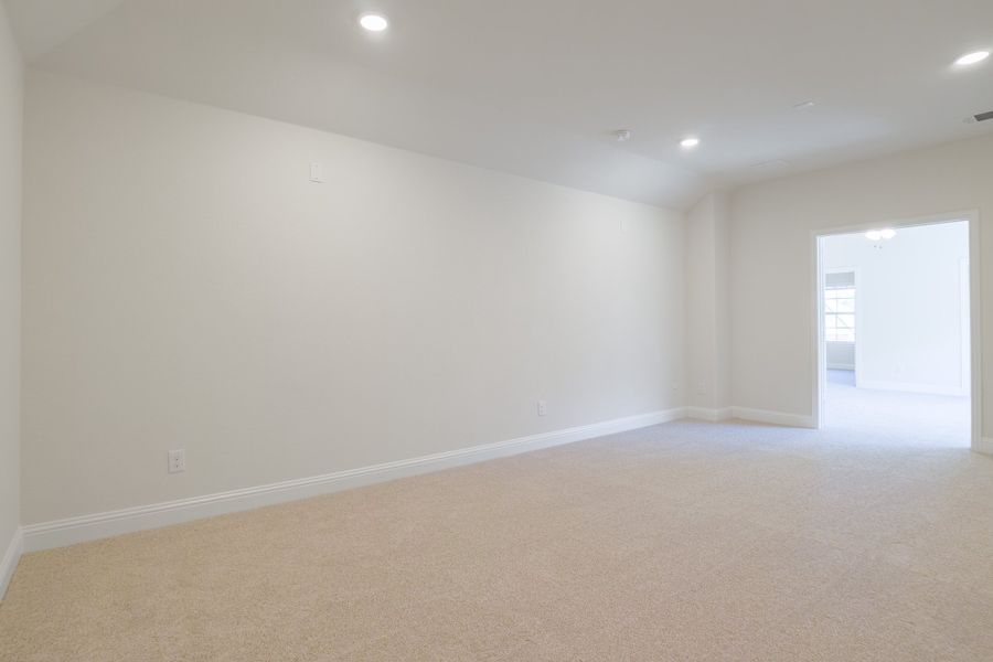 Spacious, unfurnished interior of a new home in Valencia on the Lake, Little Elm (Image 26).