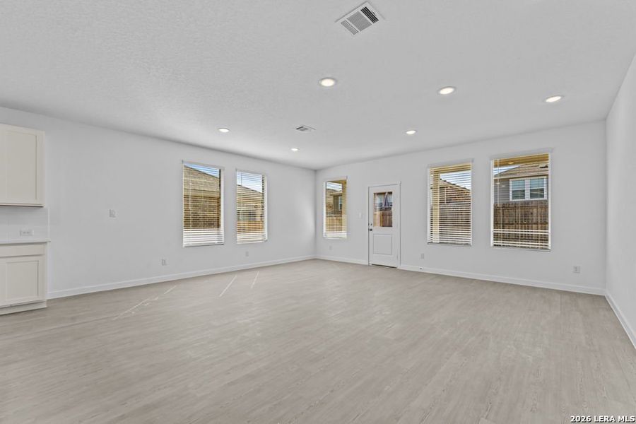 Spacious, unfurnished interior of a new home in Espada, San Antonio (Image 14).