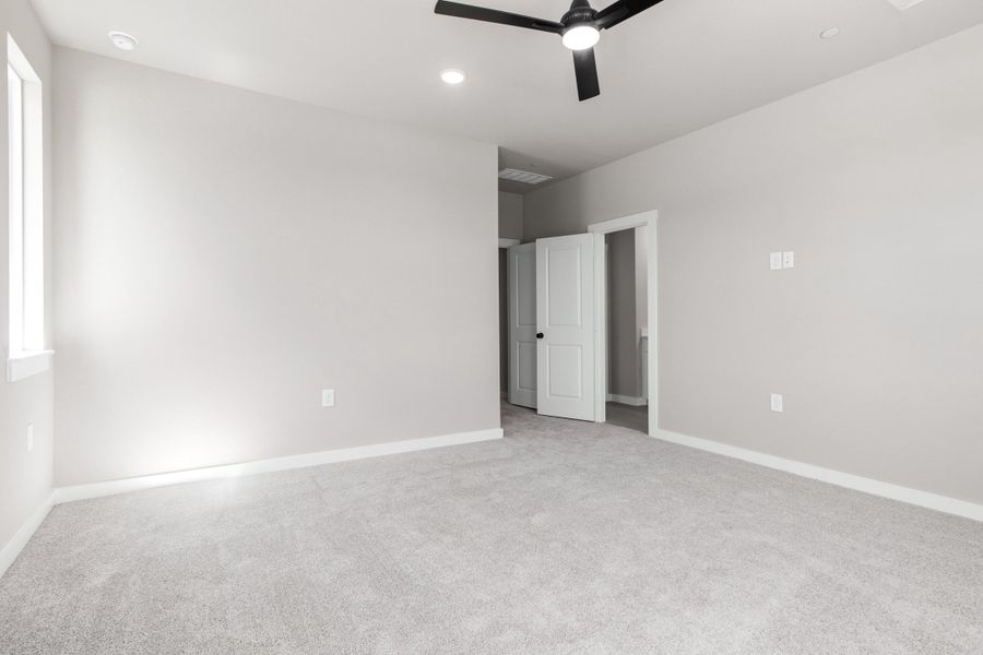Spacious, unfurnished interior of a new home in Wildridge, Oak Point (Image 42).