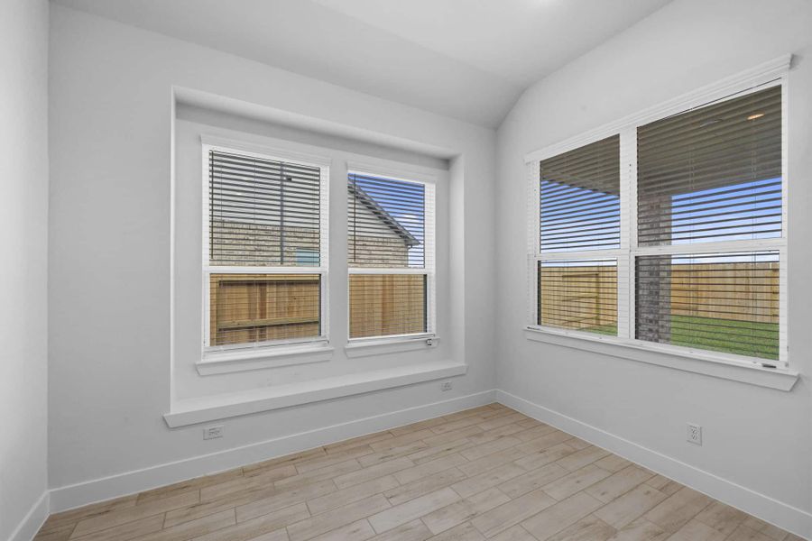 Spacious, unfurnished interior of a new home in Beacon Point, Texas City (Image 16).