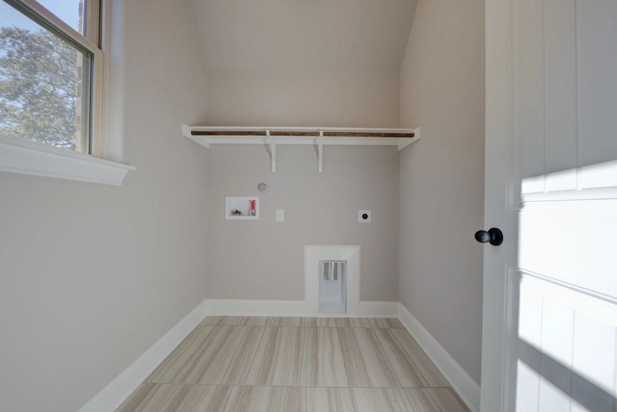 Representative unfurnished interior of a home built from the Barnett by Ashton Woods in Sunday Creek at Kinder Ranch, San Antonio (Image 32).
