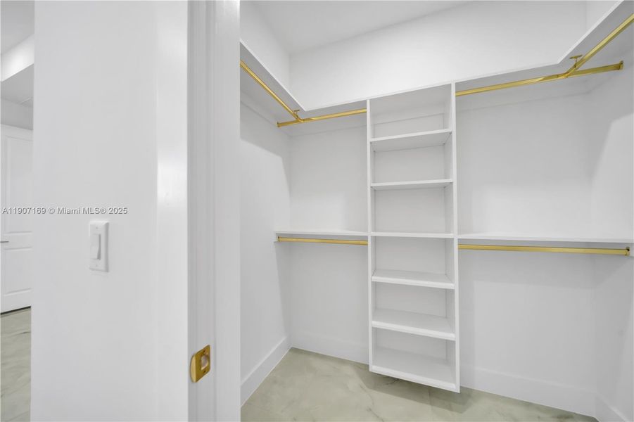 Spacious, unfurnished interior of a new home in , Cape Coral (Image 13).
