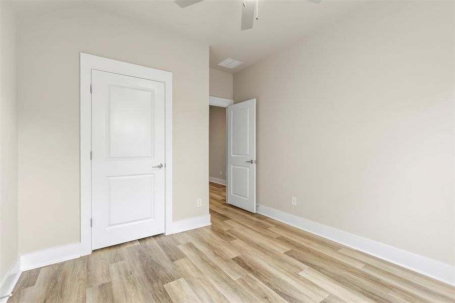 Spacious, unfurnished interior of a new home in , Sherman (Image 27).