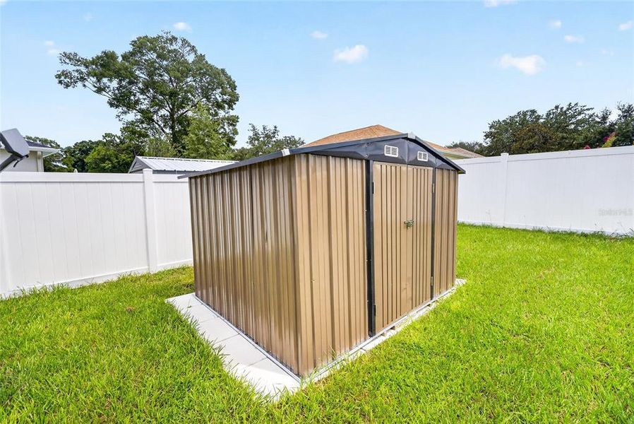 Exterior details and patio area of a home in , Ocala (Image 27).