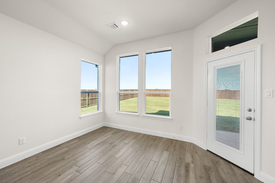 Spacious, unfurnished interior of a new home in Myrtle Creek, Waxahachie (Image 27).