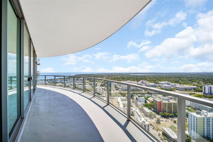 Condo located in St. Petersburg, FL showcasing its design and architecture (Image 4).