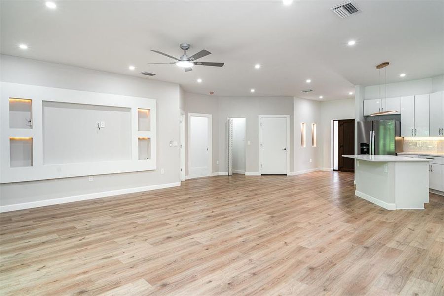 Spacious, unfurnished interior of a new home in , Sarasota (Image 24).