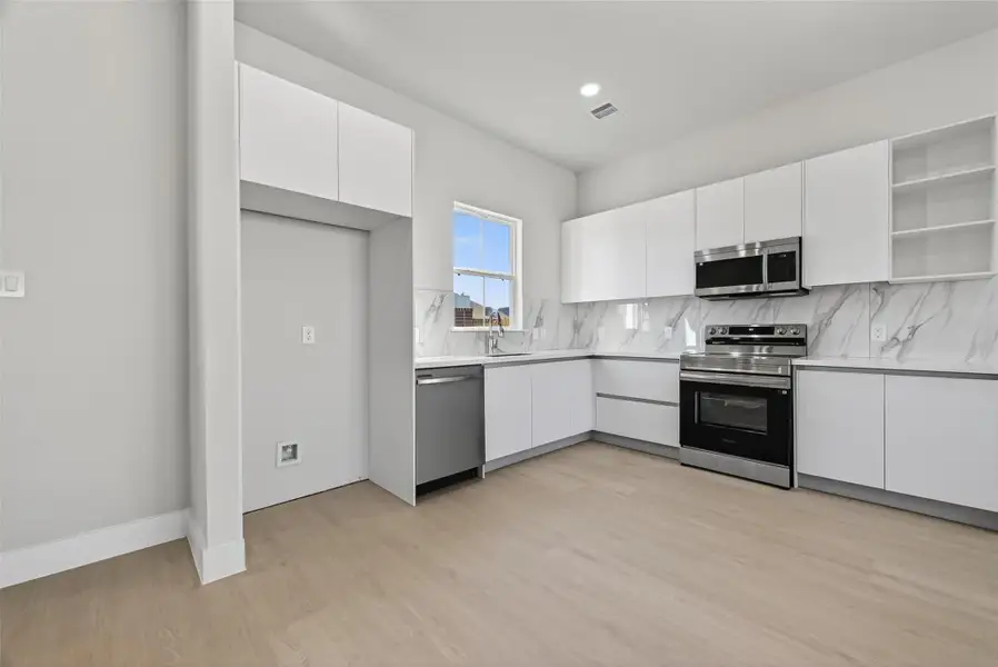 Kitchen - with premium quartz countertops