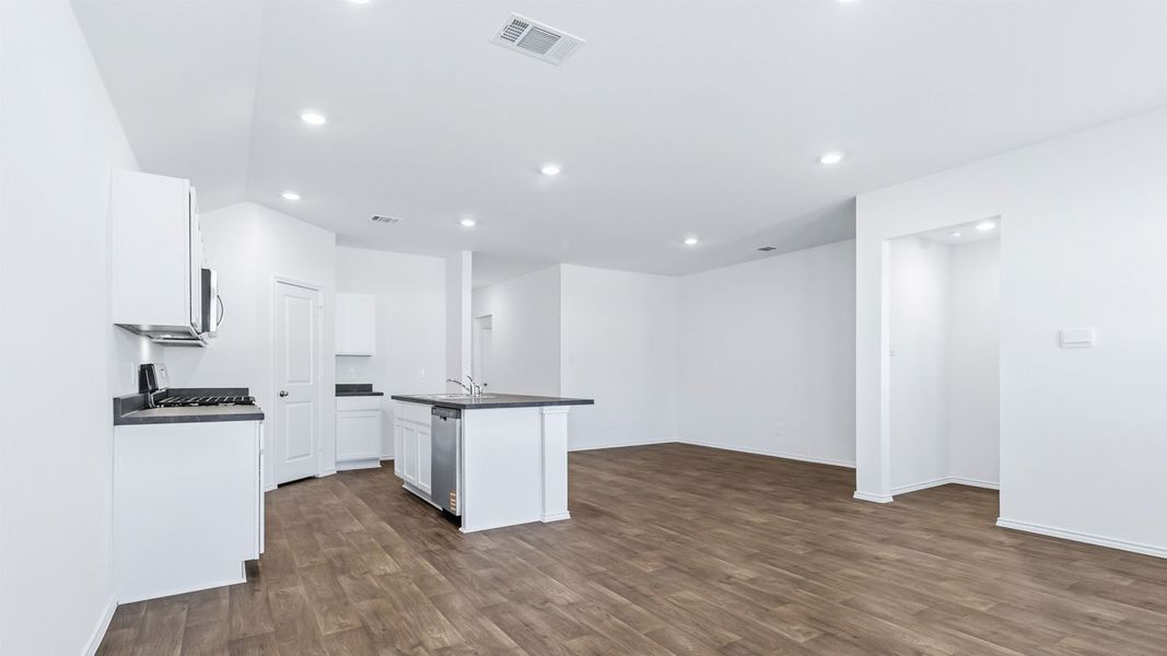 Image 31 representing the The Easton by D.R. Horton in Wayside, Uhland, TX.