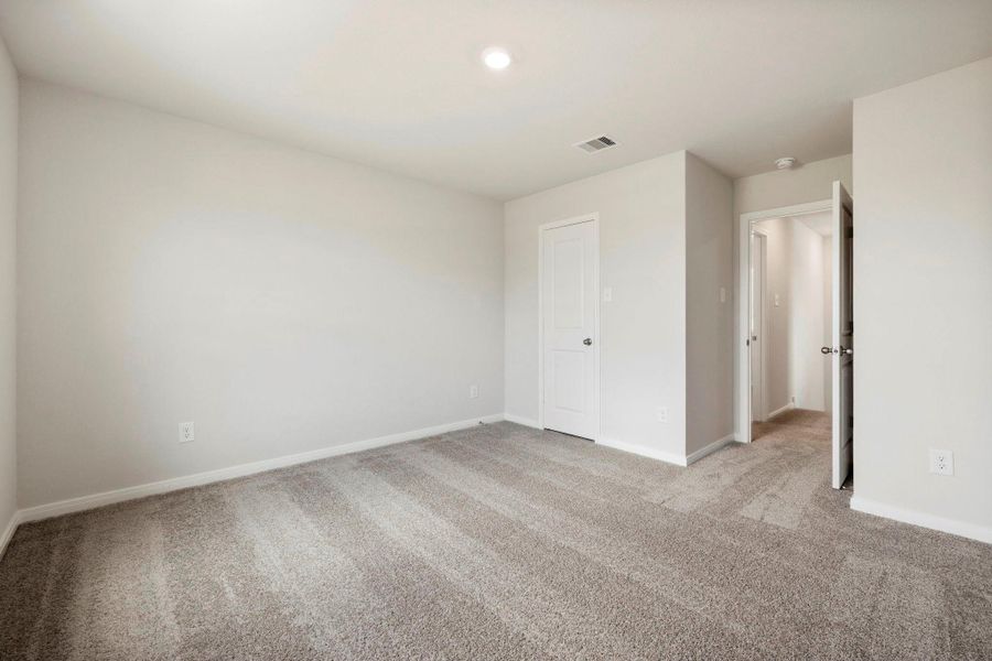Spacious, unfurnished interior of a new home in Pinewood Trails, Cleveland (Image 20).