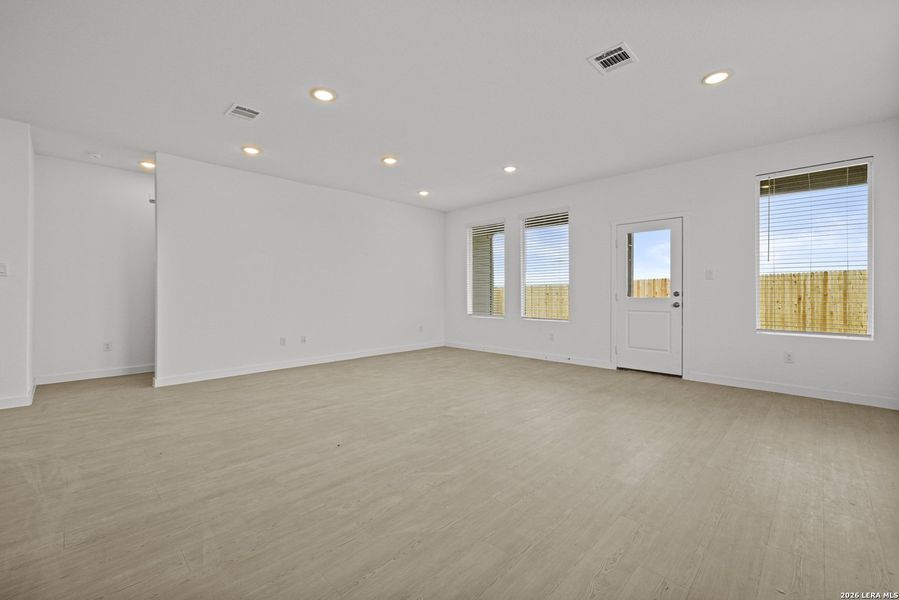 Spacious, unfurnished interior of a new home in Voss Farms, New Braunfels (Image 17).