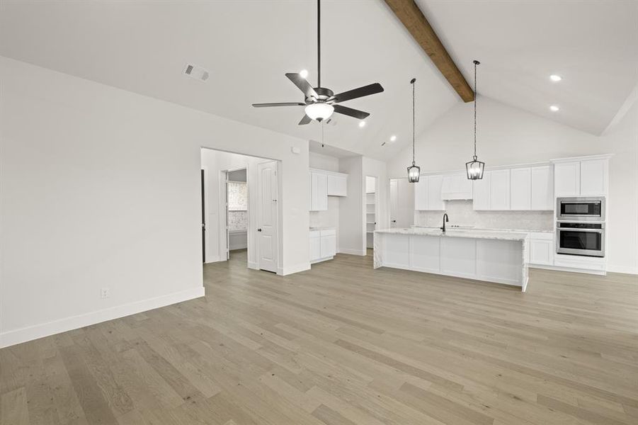 Spacious, unfurnished interior of a new home in Windmill Creeks, Weatherford (Image 14).