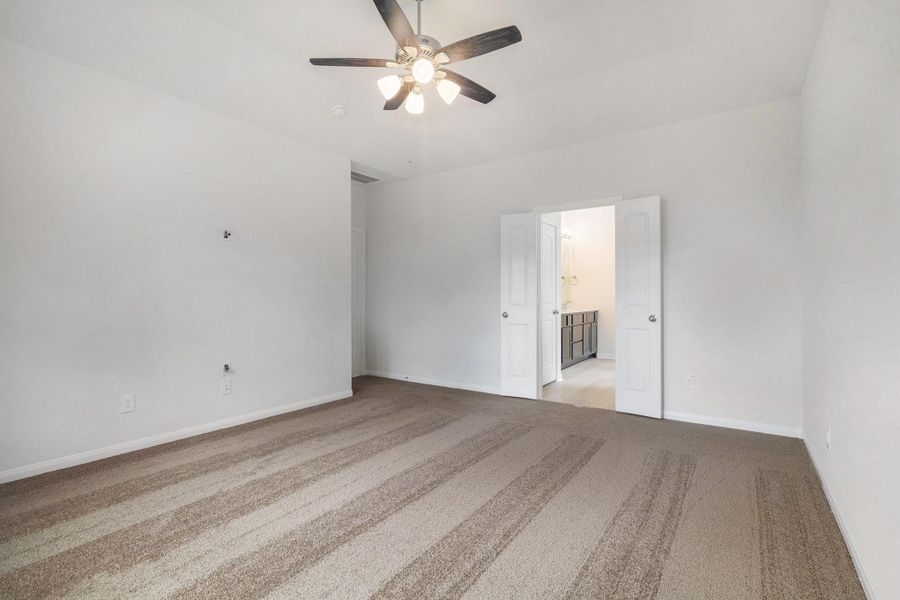 Spacious, unfurnished interior of a new home in Deer Pines, Conroe (Image 29).