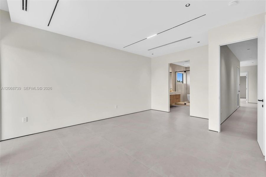 Spacious, unfurnished interior of a new home in , Miami (Image 24).