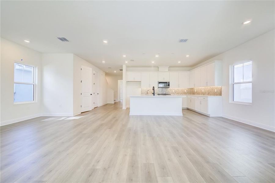 Spacious, unfurnished interior of a new home in Bungalow Walk at Lakewood Ranch, Sarasota (Image 26).