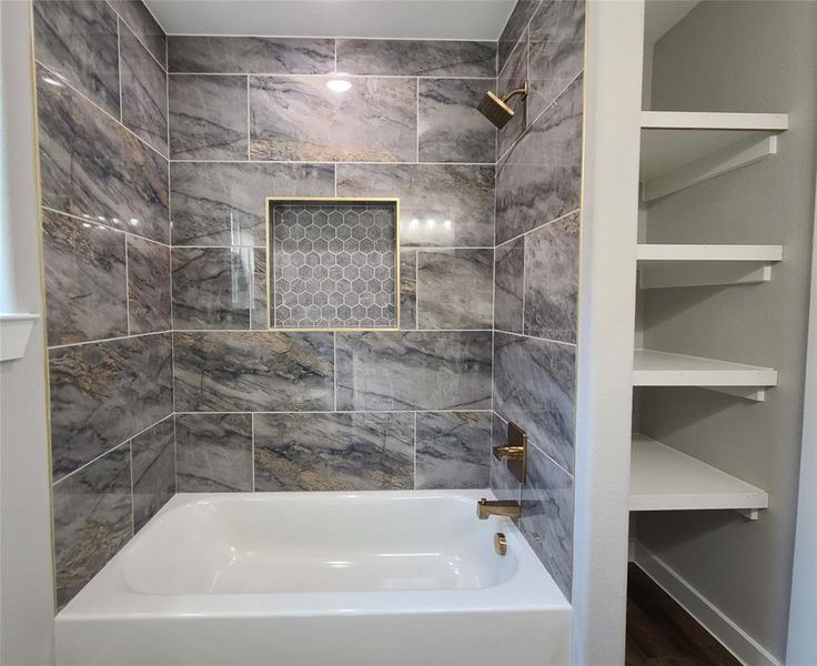 Bathroom with tiled shower / bath combo