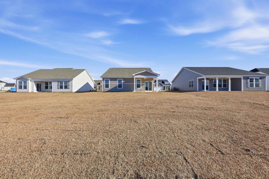 Exterior details and patio area of a home in Edgefield, Loris (Image 18).