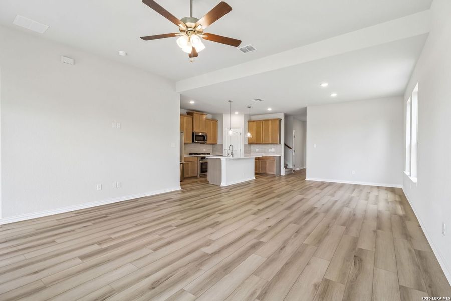 Spacious, unfurnished interior of a new home in Stream Waters, Seguin (Image 11).