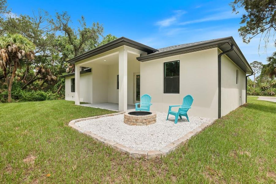 Exterior details and patio area of a home in , Port Charlotte (Image 20).