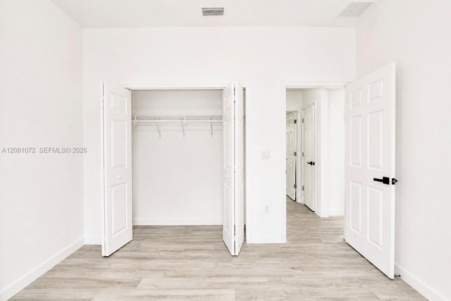 Spacious, unfurnished interior of a new home in , Sebring (Image 24).